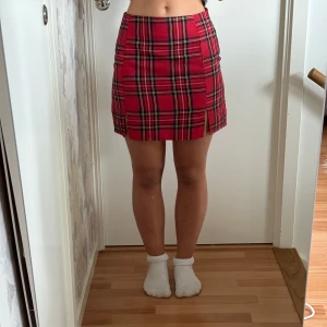 Röd rutig minikjol - Säljer en snygg röd rutig minikjol med klassiskt tartanmönster. Kjolen har en tight passform/A-linjeformad och är perfekt för dig som gillar en trendig Oxford-stil. Perfekt till hela året! Köparen står för frakt. Hör av dig för fler bilder! ☀️😊