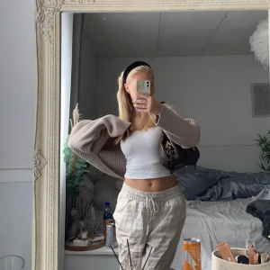 Beige och vita randiga linnebyxor från H&M - Säljer ett par luftiga linnebyxor från H&M i beige och vitt med tunna ränder. Byxorna har resår i midjan och snörning för extra komfort. Perfekta för varmare dagar och enkel att matcha med olika toppar. Endast använda fåtal gånger, inprincip nya och inga defekter!🥰