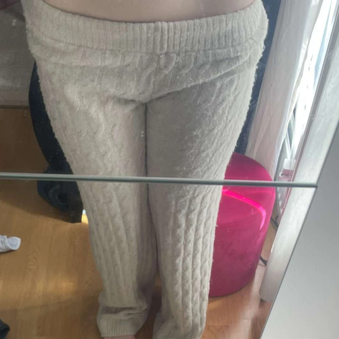 Beige stickade byxor från H&M