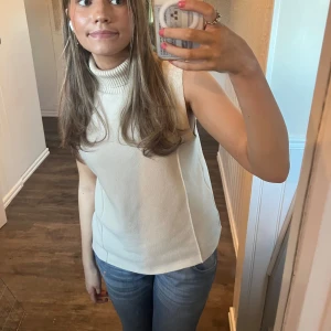 Vit ärmlös polotopp - Jättefin polo tröja utan ärmar från Zara i storlek S !💕💕