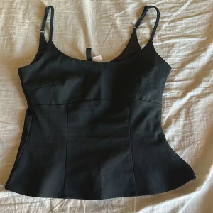 Svart korsett-topp från H&M  - Söt topp från H&M, använd fåtal gånger.