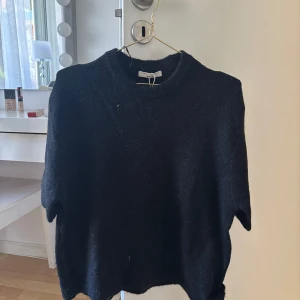 Svart kortärmad stickad tröja - Jättefin stickad tröja som är kortärmad, helt ny men passade tyvärr inte mig i storleken. 