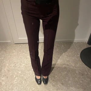 Vinröda kostymbyxor  - Vinröda raka kostymbyxor med pressveck! Såå fina😍