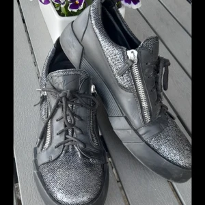 Giuseppe Zanotti  - Hej! Säljer dessa sjukt fina skorna då jag är i behov utav pengar pågrund utav flytt.  Köpta för 5600kr och är i bra skick! Möts upp eller postas med spårbart. Självklart äkta!