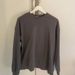 Sweatshirt - Säljer denna varma tröja! Om du är intresserad utav flera grejer i min profil så skriv till mig så kan jag göra en annons med det du önskar. Det blir billigare än bundle då köparavgiften inte blir lika hög. 