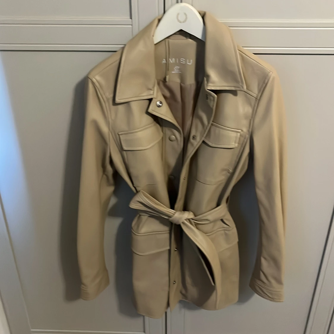 Beige skinnjacka med bälte från Amisu