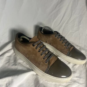 Lanvin DDB1 - Lanvin DDB1 | Nypris: 5000kr | Storlek: uk 7 innermåttet är ca 28cm  |Skick: bra (se bilder för slitage) | Medföljer: skor och dustbag | extremt snygga och är extremt eftertraktade nu till sommaren! Passar både fest och vardag! Hör av dig vid minsta lilla fråga🤩