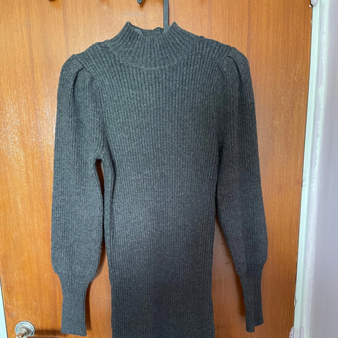 Mörkgrå ribbad stickad långklänning från ONLY