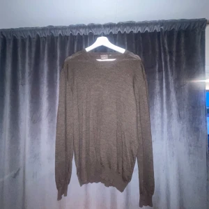 Oscar Jacobsson stickad tröja brun - Hej, säljer nu min bruna oscar Jacobsson tröja eftersom den ej passar mig längre! Condition är:  9/10Hör av dig om du har några frågor!