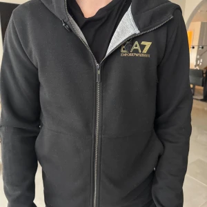 Svart hoodiejacka från Emporio Armani EA7 - Riktigt fet EA7 zip hoodie, lite Norpig men Ftf riktigt skön och snygg. 
