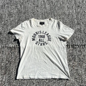 Morris tshirt - Säljer en riktigt fin exlusiv morris tshirt i storlek m, Riktigt fint skick, nästintill oanvänd. Priset kan diskuteras vid snabb affär…! /Scandi Reventio