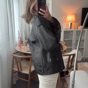 Oversized skinnjacka  - Oversized skinnjacka från Bikbok 🥰