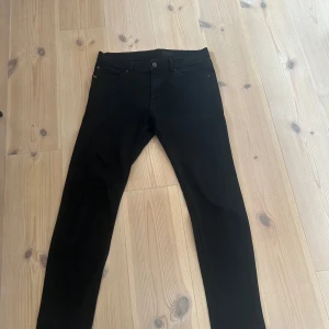 Tiger of Sweden Jeans - Säljer dessa asfeta Tiger of Sweden jeans i storleken 30/32 jag skulle uppskatta skicket på 9,5/10 om inte bättre. Jeansen går för uppemot 1500kr+ nypris och jeansen är otroligt sparsamt använda. Priset kan som vanligt alltid diskuteras😃
