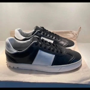 Valentino Flycrews - Helt nya feta Valentinos flycrews i storlek 42 | inga tecken på användning | Dustbag ingår. Skriv vid intresse!🙌 kan gå ner i pris vid snabb affär även fast det redan är sjukt billigt | nypris 8000~ JA dom är äkta