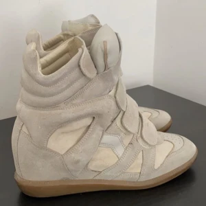 Isabel marant skor - säljer dessa superfina dröm skor i strl 39/40. säljer pga blir för lång i dom. har endast använt ett få par gånger. Första bild lånad. Köpta på plick och har inget äkthetsbevis men är nästan säker på att de är äkta❤️