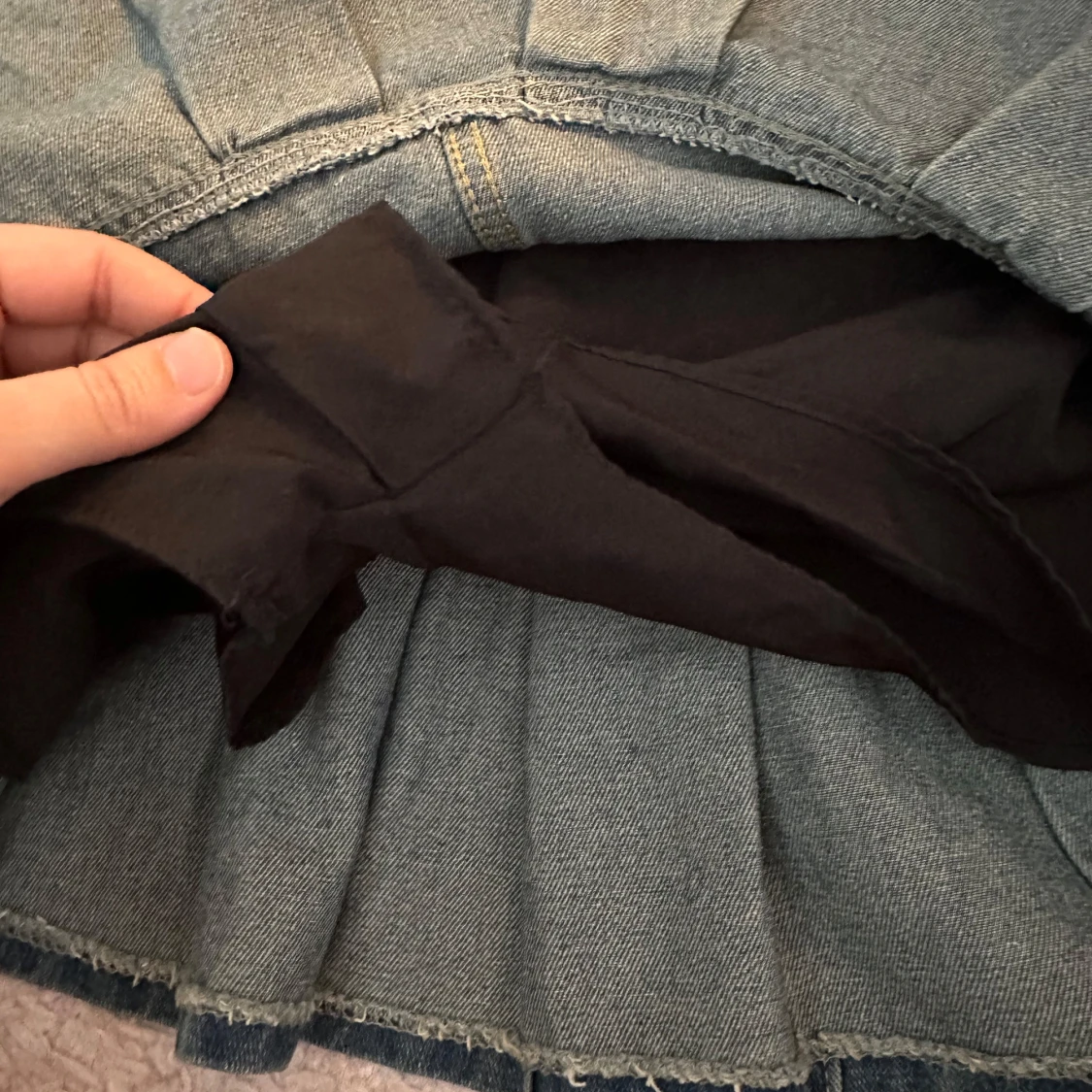 Mörkblå jeanskjol med plisserad nederdel - 3