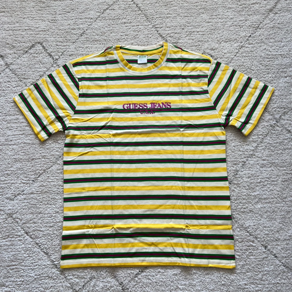 Randig t-shirt från Guess Jeans