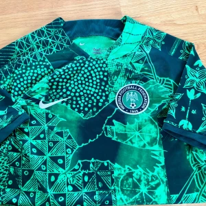 Nigeria fotbollströja - Säljer en stilig Nigeria tröja med en broderad logga. Väldigt fin design med många mönster. Väldigt bra skick. 
