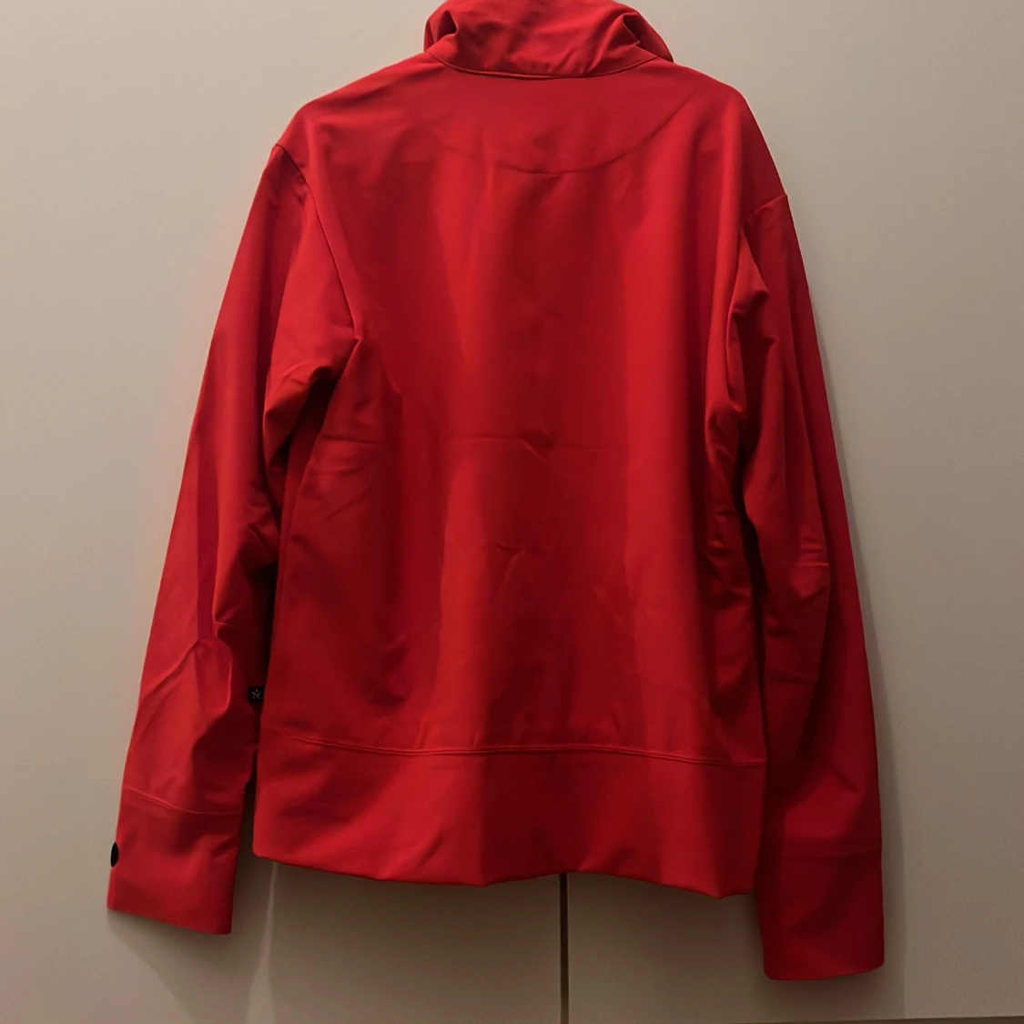 Röd jacka från Texstar med dragkedj och passar dom som har L  - 3