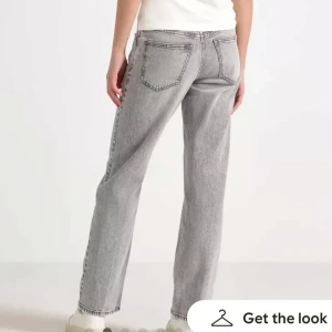 Grå raka jeans - Snygga grå jeans! I storlek 158/164 men passar bra på mig som är 161 cm och vanligtvis bär 34 i jeans. Helt nya med prislapp💛