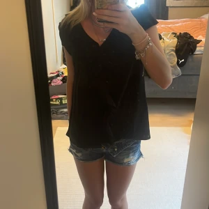 svart blus  - Säljer en svart blus från shein i storlek XS. jätte fin o ha till vardag eller fest. passar till allt💕