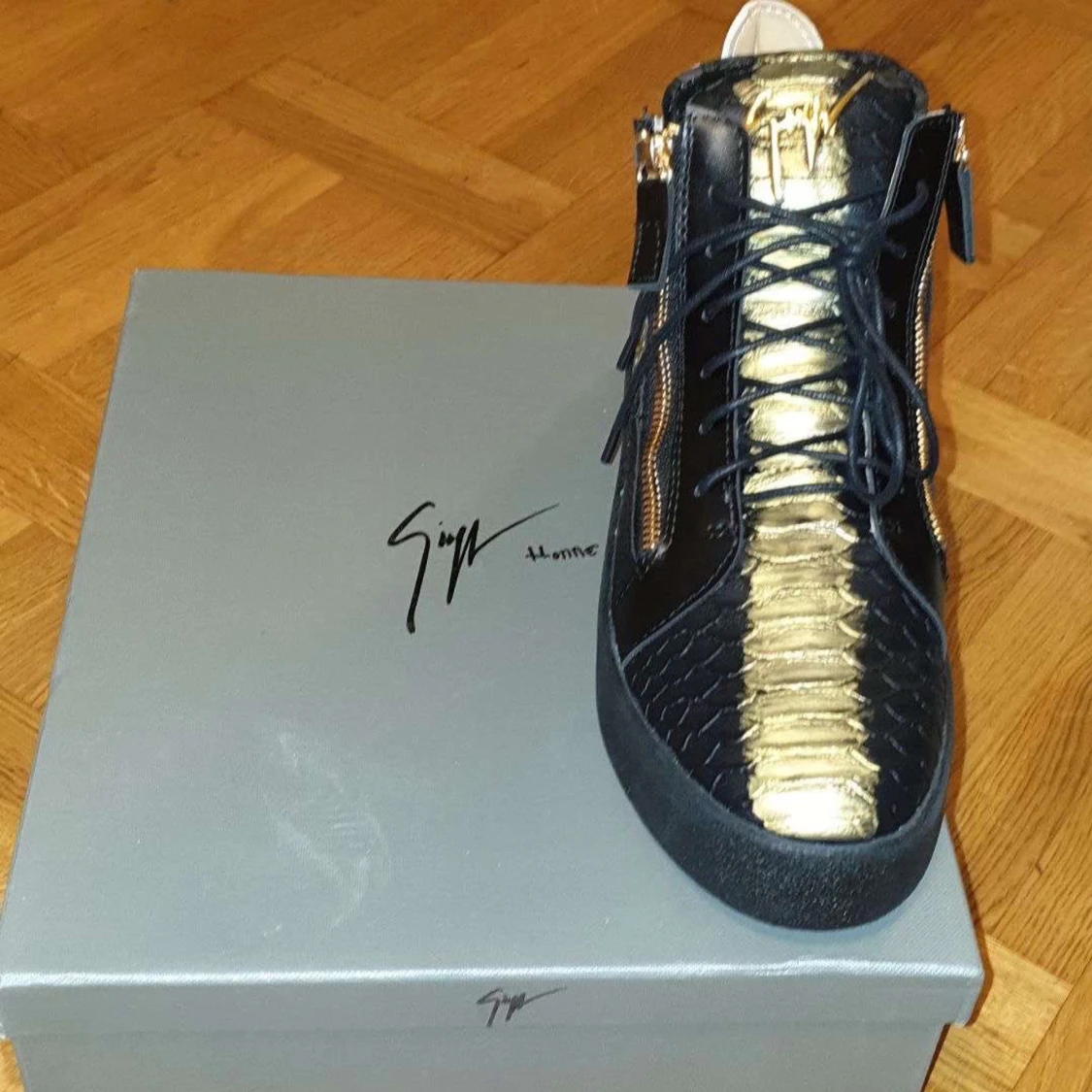 Svarta och guldiga sneakers från Giuseppe Zanotti - 4