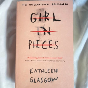 Girl in Pieces - En gripande roman om Charlotte Davis, en ung tjej som kämpar med sorg och förlust. Boken utforskar teman som psykisk ohälsa, vänskap och att hitta styrka i svåra tider. Perfekt för dig som gillar starka och känslosamma berättelser.