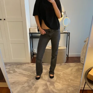 Lågmidjade straight jeans från Lee - Timeless grå jeans i rak modell från Lee med låg/mid midja. Det står ingen storlek i dem men jag har storlek S och de passar mig! Lee märket finns på bild 3 och 4. Skriv för fler bilder och pris kan diskuteras 🤗