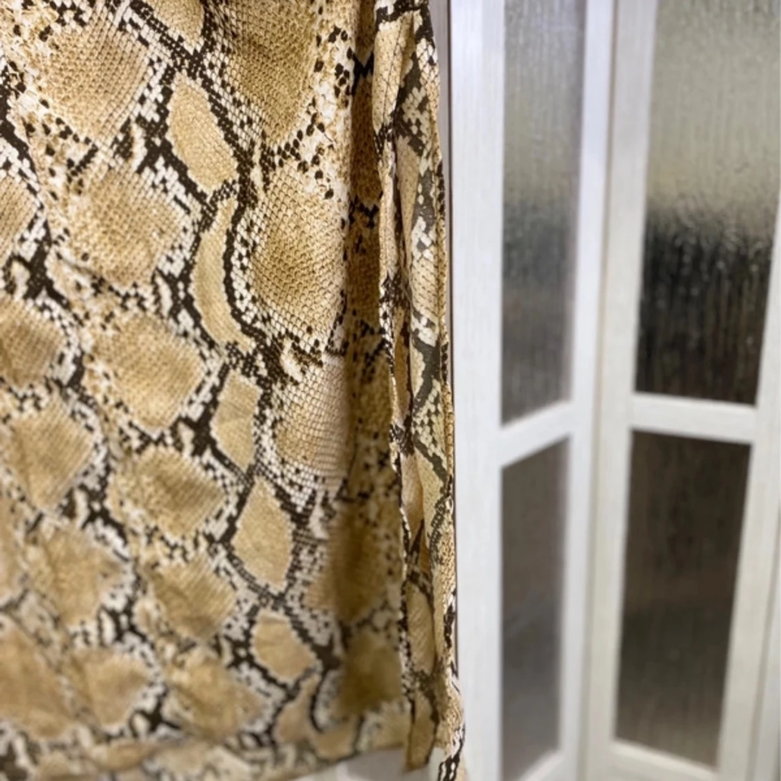 Beige långklänning med ormmönster från H&M - 2