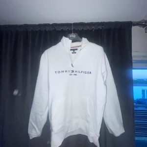 Tommy hilfiger Tröja - Hej, säljer nu min Tommy hilfiger zip tröja eftersom den ej passar mig längre! Condition är: 9/10 Hör av dig om du har några frågor!
