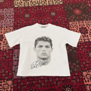 Cristiano Ronaldo T-shirt  - Vit oversized t-shirt perfekt för sommaren. Cristiano Ronaldo T-shirt. T-shirten är helt oanvänd. 