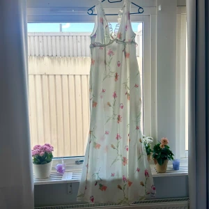 Somrig klänning - Beställde två klänningar men vill bara behålla en, därför säljer jag denna. Original pris: 486kr från boohoo💕  Man kan spänna hur mycket man vill med snörena vid nacken!   Denna är i storlek 42, passar mig som brukar ha 40. Jag är 175 cm😊