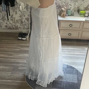 Maxikjol - En helt oanvänd kjol från gina young, endast testad! Säljer då den inte kommer till användning. Strl 158/164 men passar som xs. Har däremot ingen prislapp kvar💗