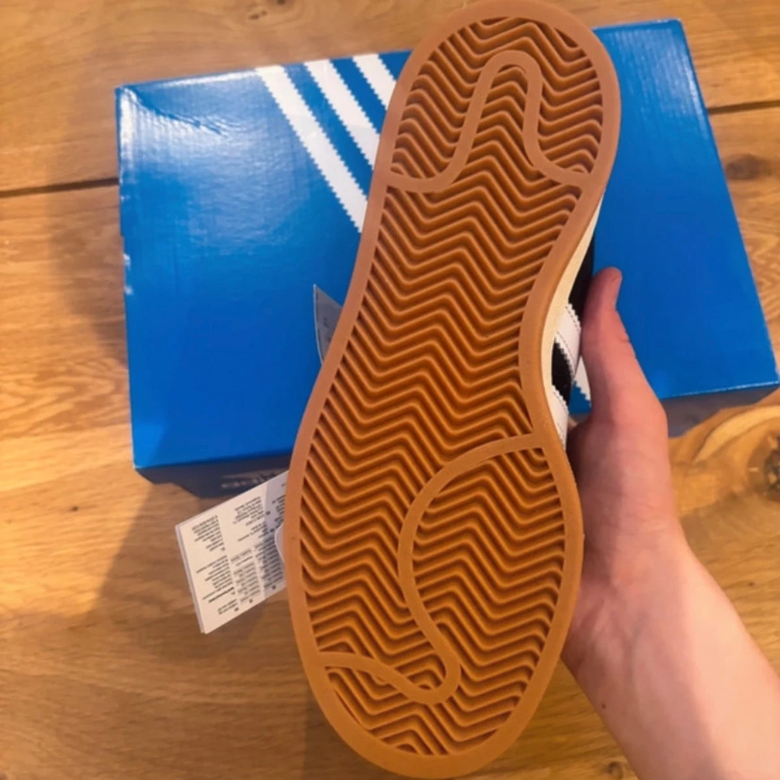 Svarta Adidas Campus sneakers med vita ränder - 2