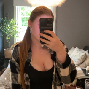 Svartvit rutig overshirt från Gina Tricot - Säljer en svartvit rutig overshirt från Gina Tricot. Jackan har stora svarta knappar framtill och är långärmad med klassisk krage. Perfekt att slänga över en topp för en avslappnad look.