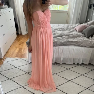 Jättesnygg balklänning! - Säljer denna balklänningen då den var lite för stor på mig! Väldigt bra skick❤️