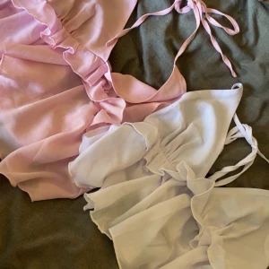 Rosa och vit topp med knytband - Säljer dom här söta topparna då dom inte används 