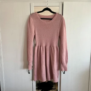 Rosa klänning - En rosa stickad klänning från SHEIN i storlek S men är stor i storleken så skulle säga upp mot M!Klänningen har rund hals, långa ärmar och ett rynkat midjeparti som ger en söt siluett!💞