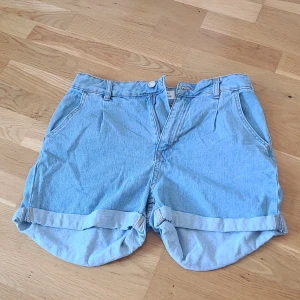 Shorts - Supersöta jeansshorts från Terranova i storlek 40. Endast använda 1 gång, så i nyskick. Kan fraktas men köparen står för frakten 💕