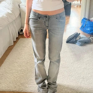 Grå jeans med låg midja och bootcut - Säljer ett par grå jeans från Blend med snygga kontrastsömmar och klassisk femficksdesign. Modellen har låg midja och bootcut-ben ☺️☺️☺️