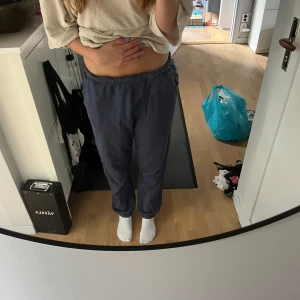 Mörkblå mjukisbyxor  - Säljer ett par mörkblå mjukisbyxor från Lager 157 i storlek M. Byxorna har elastisk midja och muddar vid bensluten.