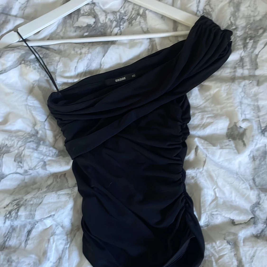 Svart oneshoulder klänning Bik Bok XS