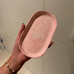 handgjord oval bricka  - Perfekt för att servera exempel små tilltugg eller annat gott. Passar lika bra som smyckesbricka eller vad man vill💕