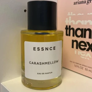 Essnce Carashmellow Eau de Parfum - Parfymen Essnce Carashmellow kommer i en rund glasflaska med svart lock och har en gul vätska. Minimalistisk vit etikett med svart text ger en modern vibe. Flaskan rymmer 50ml och passar dig som gillar söta och mjuka dofter.