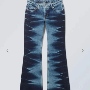 Blå bootcut jeans med mönster - Säljer dessa super fina byxor från weekday. Byxorna är helt slutsålda överallt och säljs inte längre. Använda ett fåtal gånger, och är där med i super bra skick. Pris kan diskuteras 