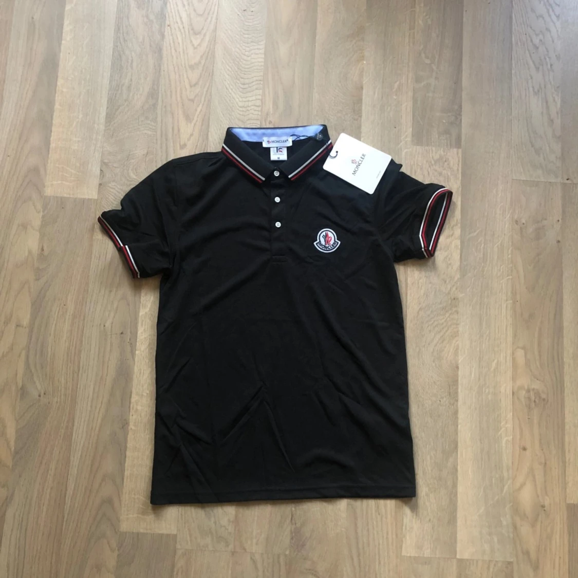 Svart piké från Moncler