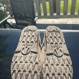 Bruna/gråa waterproof boots från Axelda - Kollar intresse för ett par bruna/gråa uggs liknande från Axelda. Skorna är tillverkade i mocka och har en platt sula, köpta för 1000 förra året💗De är i storlek 38 men passar mig som jag 39 också så skulle säga 38,5/39