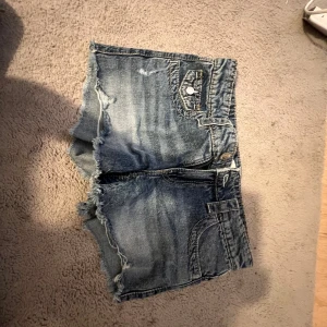 jeans shorts   - Säljer några blåa jeans shorts ifrån Gina tricot dem har varit använda några gånger inget fel på dem dem är inte slitna eller sönder 