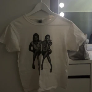 Vit t-shirt med grafiskt tryck - Fin t shirt med tryck på kate moss och naomi! Strl xs/s