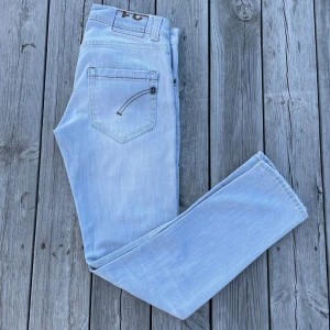 Dundup Jeans - Snygga ljusblå jeans från Dondup med coola slitningar framtill och klassisk femficksdesign. Jeansen är modell slim fit och passar till det mesta. Skick 10/10 som nya. Pris är diskuterbart och det är bara skriva om du har frågor👍😊